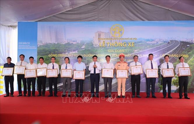 Trong ảnh: Chủ tịch UBND Thành phố Hà Nội Nguyễn Đức Chung trao Bằng khen cho các tập thể có thành tích đóng góp vào việc hoàn thành tiến độ dự án. Ảnh: Dương Giang - TTXVN