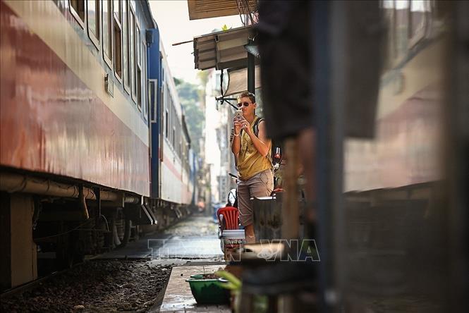 Photo: A train runs through the street. VNA Photo: Trọng Đạt