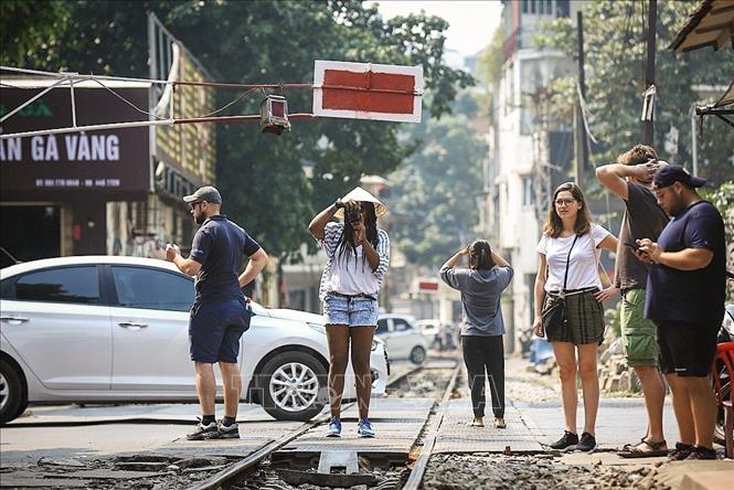 Photo: Tourists are inquiring into the railway street. VNA Photo: Trọng Đạt