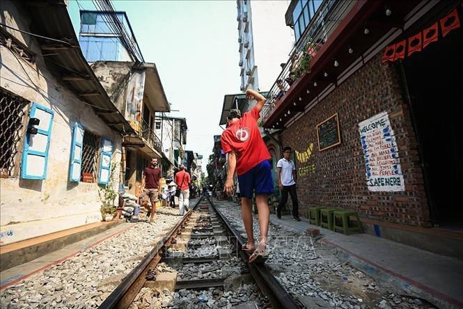 Photo: A child playing on the tracks. VNA Photo: Trọng Đạt