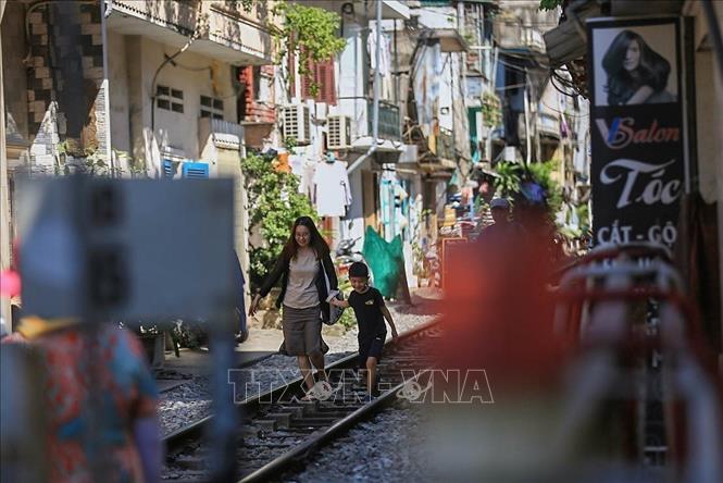 Photo: The railway street attracts foreign tourists. VNA Photo: Trọng Đạt