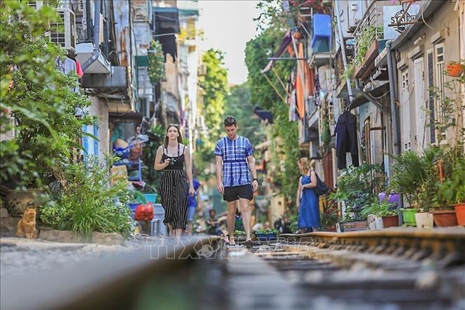 Photo: The railway street attracts foreign tourists. VNA Photo: Trọng Đạt