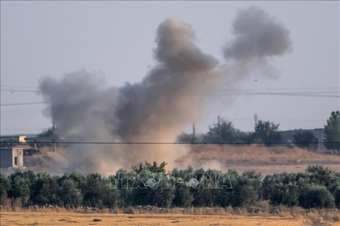 Trong ảnh: Khói bốc lên sau cuộc oanh tạc của quân đội Thổ Nhĩ Kỳ nhằm vào lực lượng người Kurd ở thị trấn Tal Abyad (Syria) ngày 9/10/2019. Ảnh: AFP/TTXVN