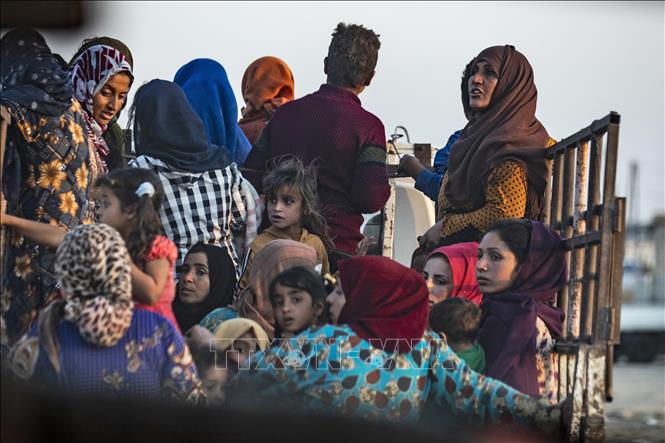 Trong ảnh: Người dân Syria sơ tán sau khi quân đội Thổ Nhĩ Kỳ oanh kích thị trấn Ras al-Ain, tỉnh Hasakah, giáp giới Thổ Nhĩ Kỳ trong chiến dịch tấn công lực lượng người Kurd tại Đông Bắc Syria, ngày 9/10/2019. Ảnh: AFP/TTXVN