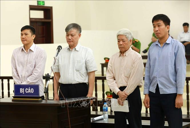 Trong ảnh: Bị cáo Nguyễn Ngọc Sự (sinh năm 1957, nguyên Chủ tịch Hội đồng thành viên Vinashin) và đồng phạm tại Phiên tòa phúc thẩm. Ảnh: Doãn Tấn - TTXVN