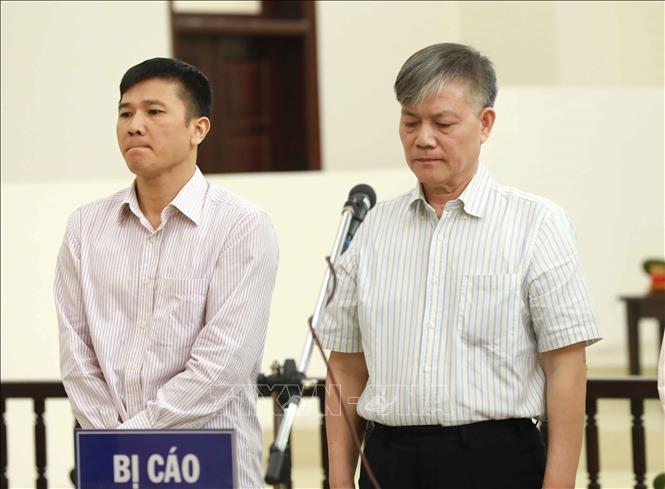 Trong ảnh: Bị cáo Nguyễn Ngọc Sự (bên trái, sinh năm 1957, nguyên Chủ tịch Hội đồng thành viên Vinashin) và đồng phạm tại Phiên tòa phúc thẩm. Ảnh: Doãn Tấn - TTXVN