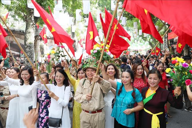 Trong ảnh: Tái hiện hình ảnh hân hoan, vui mừng của người dân Thủ đô trong ngày đón đoàn quân chiến thắng giữa mùa thu 65 năm trước. Ảnh: Thành Đạt - TTXVN 