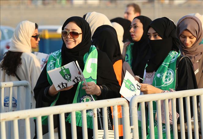 Trong ảnh (tư liệu): Phụ nữ Saudi Arabia tới theo dõi một trận bóng đá tại Jeddah ngày 12/1/2018. Ảnh: AFP/ TTXVN