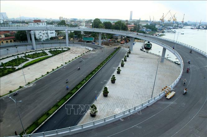 Trong ảnh: Đường dẫn thiết kế 2 nhánh hình tròn xoáy đối xứng, bán kính 65m. Ảnh: An Đăng - TTXVN