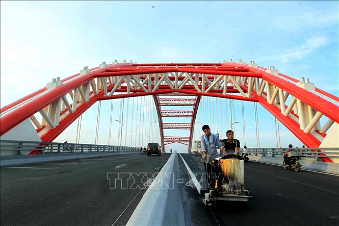 Trong ảnh: Sơn kẻ đường, công đoạn cuối của hạng mục trên mặt cầu đang được hoàn tất. Ảnh: An Đăng - TTVXN