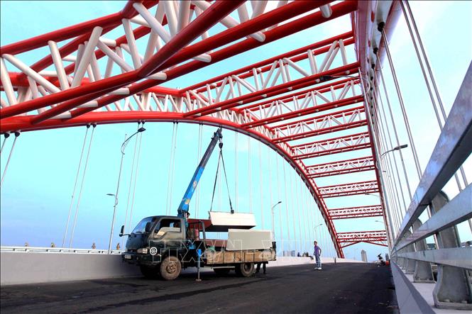 Trong ảnh: Những hạng mục cuối cùng trên mặt cầu đang được hoàn tất. Ảnh: An Đăng - TTVXN