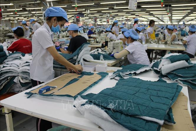 Trong ảnh: Thiếu công nghiệp hỗ trợ nên hiện ngành may phải nhập khẩu hơn 90% nguyên liệu để phục vụ sản xuất. Ảnh: Hoàng Nhị - TTXVN