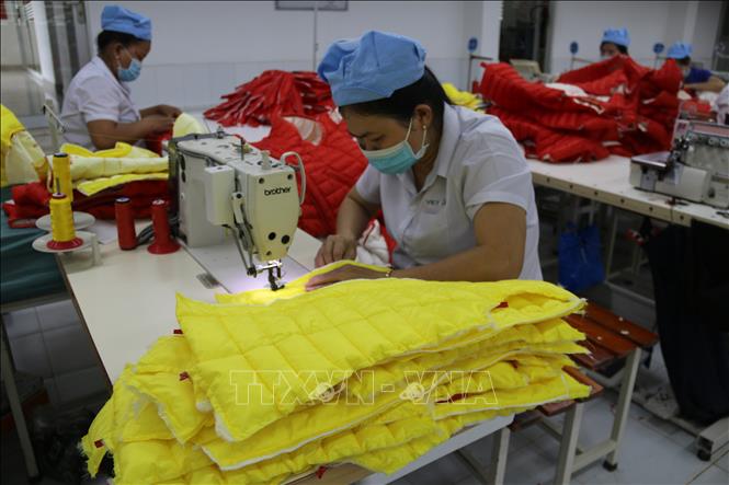 Trong ảnh: Thiếu công nghiệp hỗ trợ nên hiện ngành may phải nhập khẩu hơn 90% nguyên liệu để phục vụ sản xuất. Ảnh: Hoàng Nhị - TTXVN