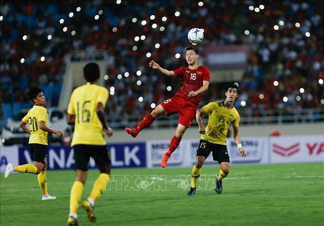 Trong ảnh: Pha tranh bóng trên không của Đỗ Hùng Dũng. Ảnh: Trọng Đạt – TTXVN 