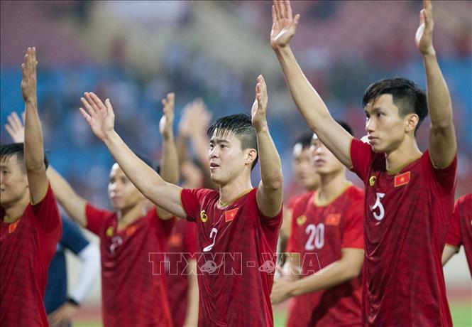 Trong ảnh: Các cầu thủ Việt Nam tri ân người hâm mộ trên sân Mỹ Đình sau trận đấu. Ảnh: Trọng Đạt – TTXVN 