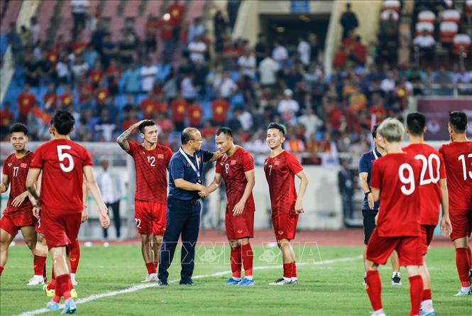 Trong ảnh: HLV Park Hang Seo khích lệ tiền vệ Trọng Hoàng và các đồng đội sau sau chiến thắng trước Malaysia. Ảnh: Trọng Đạt – TTXVN 