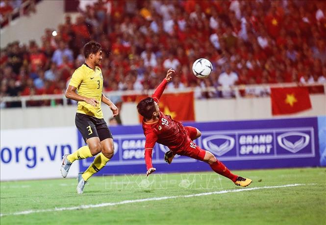 Trong ảnh: Pha dứt điểm kỹ thuật của tiền vệ Quang Hải. Ảnh: Trọng Đạt – TTXVN 