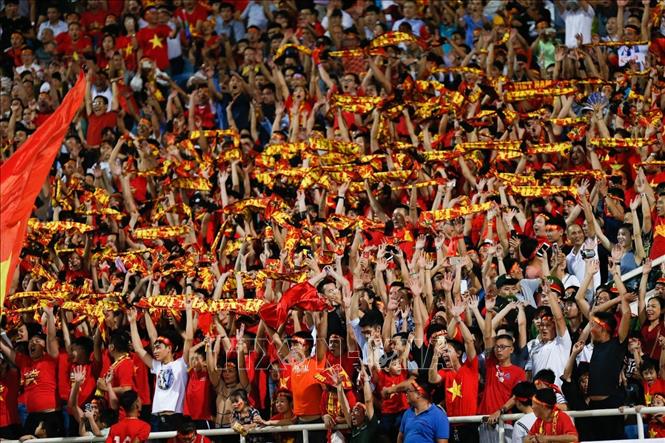 Trong ảnh: Cổ động viên trên sân Mỹ Đình cổ vũ hết mình cho thầy trò HLV Park Hang Seo. Ảnh: Trọng Đạt – TTXVN 