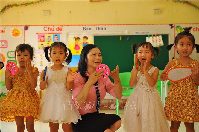 Trong ảnh: Cô giáo Nguyễn Thị Hường trong giờ dạy hát. Ảnh: Minh Đức - TTXVN