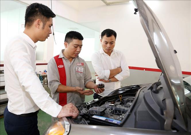 Trong ảnh: Doanh nghiệp Kia ô tô phối hợp với Trường Cao đẳng Kỹ thuật Việt - Đức (Hà Tĩnh) trong đào tạo HSSV. Ảnh: Anh Tuấn – TTXVN