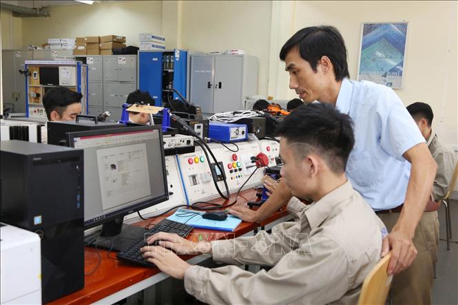 Trong ảnh: Giờ học Điện công nghiệp, Điện tử công nghiệp tại trường Cao đẳng Kỹ thuật Việt - Đức (Hà Tĩnh). Ảnh: . Ảnh: Anh Tuấn – TTXVN
