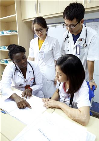 Trong ảnh: Bác sĩ Annet Ramos Plasencia, chuyên ngành nhi khoa trực tiếp khám, hội chẩn các ca bệnh khó, hỗ trợ chuyên môn cho bệnh viện Hữu nghị Việt Nam Cuba Đồng Hới. Ảnh: Dương Ngọc – TTXVN