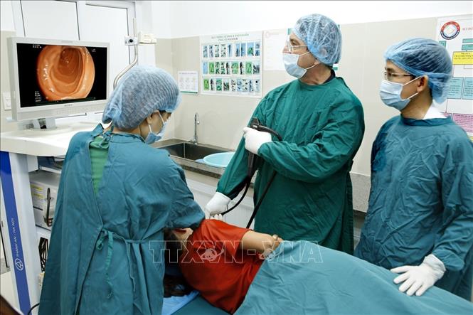 Trong ảnh: Bác sĩ Mario Garcla Ayala, chuyên gia tiêu hóa trực tiếp nội soi các ca  bệnh khó, hỗ trợ chuyên môn cho bác sĩ bệnh viện Hữu nghị Việt Nam Cuba Đồng Hới. Ảnh: Dương Ngọc – TTXVN