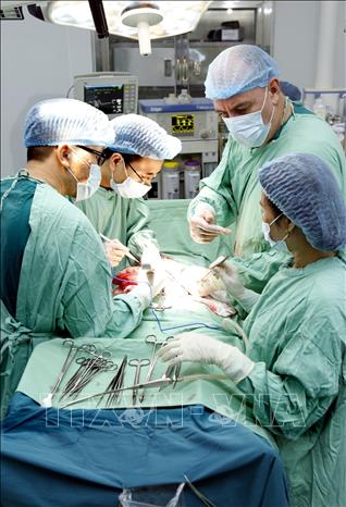 Trong ảnh: Bác sĩ Alfredo Garcia Mirete, chuyên gia ngoại tổng hợp trực tiếp phẫu thuật các ca bệnh khó, hỗ trợ chuyên môn cho bác sĩ bệnh viện Hữu nghị Việt Nam Cuba Đồng Hới. Ảnh: Dương Ngọc – TTXVN