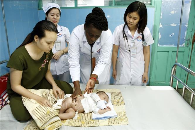 Trong ảnh: Bác sĩ Annet Ramos Plasencia, chuyên ngành nhi khoa trực tiếp khám, hội chẩn các ca bệnh khó, hỗ trợ chuyên môn cho bệnh viện Hữu nghị Việt Nam Cuba Đồng Hới. Ảnh: Dương Ngọc – TTXVN