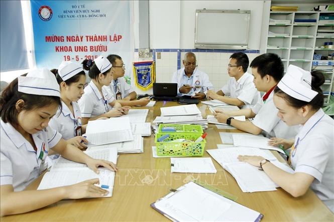 Trong ảnh: Giáo sư Jesús de los Santos Renó Céspedes, chuyên gia ung bướu chia sẻ kinh nghiệm với các bác sĩ bệnh viện Hữu nghị Việt Nam Cuba Đồng Hới. Ảnh: Dương Ngọc – TTXVN