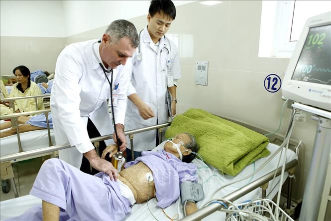 Trong ảnh: Giáo sư Piter Martinez Beniter - chuyên gia Cu Ba chia sẻ kỹ năng chẩn đoán và phác đồ điều trị, hạn chế kỹ thuật cận lâm sàng không cần thiết với bác sĩ bệnh viện Hữu nghị Việt Nam Cuba Đồng Hới. Ảnh: Dương Ngọc – TTXVN