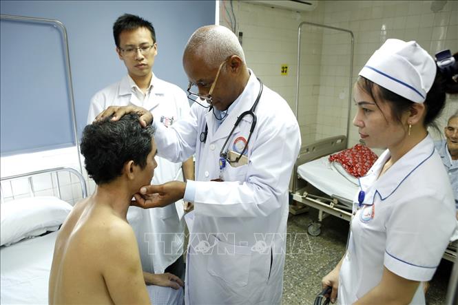 Trong ảnh: Giáo sư Jesús de los Santos Renó Céspedes, chuyên gia ung bướu khám trực tiếp các ca bệnh khó, hỗ trợ chuyên môn cho bệnh viện Hữu nghị Việt Nam Cuba Đồng Hới. Ảnh: Dương Ngọc – TTXVN