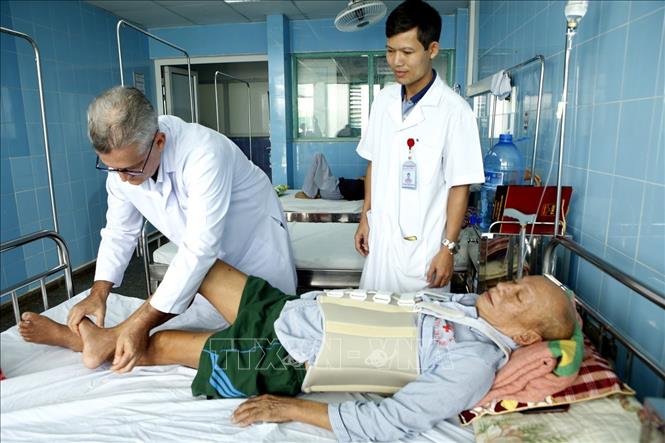 Trong ảnh: Giáo sư Crescencio Aneiro Alfonso, chuyên gia phẫu thuật thần kinh kiểm tra súc khỏe cho bệnh nhân tại bệnh viện Hữu nghị Việt Nam Cuba Đồng Hới. Ảnh: Dương Ngọc – TTXVN