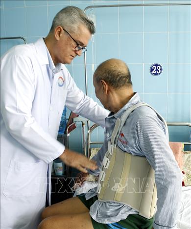 Trong ảnh: Giáo sư Crescencio Aneiro Alfonso, chuyên gia phẫu thuật thần kinh kiểm tra súc khỏe cho bệnh nhân tại bệnh viện Hữu nghị Việt Nam Cuba Đồng Hới. Ảnh: Dương Ngọc – TTXVN