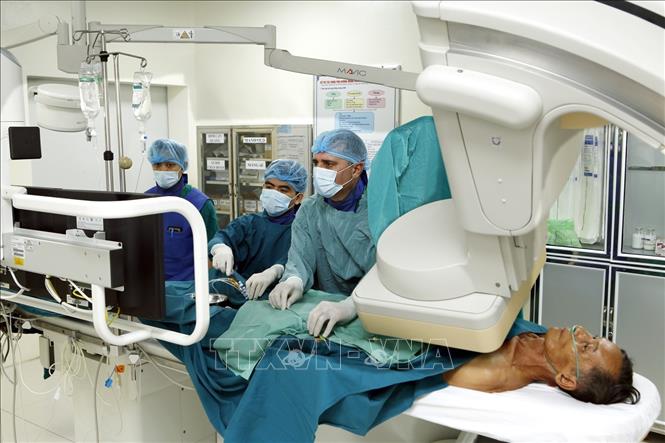 Trong ảnh: Giáo sư Piter Martinez Beniter (phải), chuyên gia Cu Ba cùng với các bác sĩ bệnh viện Hữu nghị Việt Nam Cuba  Đồng Hới đã thực hiện gần 300 ca can thiệp tim mạch trong hơn 1 năm qua. Ảnh: Dương Ngọc – TTXVN