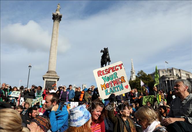 Trong ảnh: Nhóm hoạt động bảo vệ môi trường mang tên Extinction Rebellion biểu tình chống biến đổi khí hậu tại London, Anh. Ảnh: AFP/TTXVN