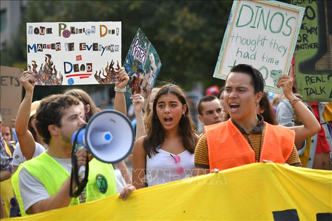 Trong ảnh: Nhóm hoạt động bảo vệ môi trường mang tên Extinction Rebellion biểu tình chống biến đổi khí hậu tại Washington,DC, Mỹ . Ảnh: AFP/TTXVN