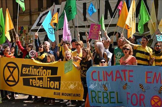 Trong ảnh: Nhóm hoạt động bảo vệ môi trường mang tên Extinction Rebellion biểu tình chống biến đổi khí hậu tại Sydney, Australia, ngày 8/10. Ảnh: AFP/TTXVN