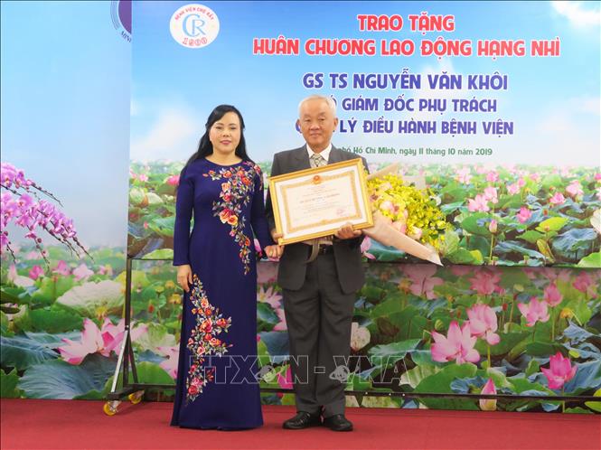 Trong ảnh: Bộ trưởng Bộ Y tế Nguyễn Thị Kim Tiến trao Huân chương Lao động hạng Nhì của Chủ tịch nước cho Giáo sư, Tiến sỹ Nguyễn Văn Khôi, Phó Giám đốc phụ trách Quản lý - Điều hành Bệnh viện Chợ Rẫy. Ảnh: Đinh Hằng – TTXVN                               