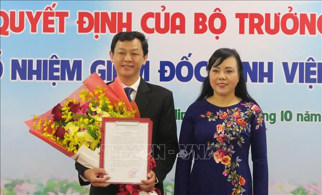 Trong ảnh: Bộ trưởng Bộ Y tế Nguyễn Thị Kim Tiến trao quyết định bổ nhiệm Giám đốc Bệnh viện Chợ Rẫy cho bác sỹ Nguyễn Tri Thức. Ảnh: Đinh Hằng – TTXVN                               