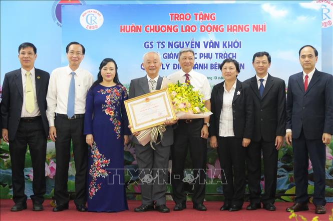 Trong ảnh: Lãnh đạo Bộ Y tế chụp ảnh lưu niệm cùng Ban giám đốc Bệnh viện Chợ Rẫy Thành phố Hồ Chí Minh. Ảnh: Đinh Hằng – TTXVN


					