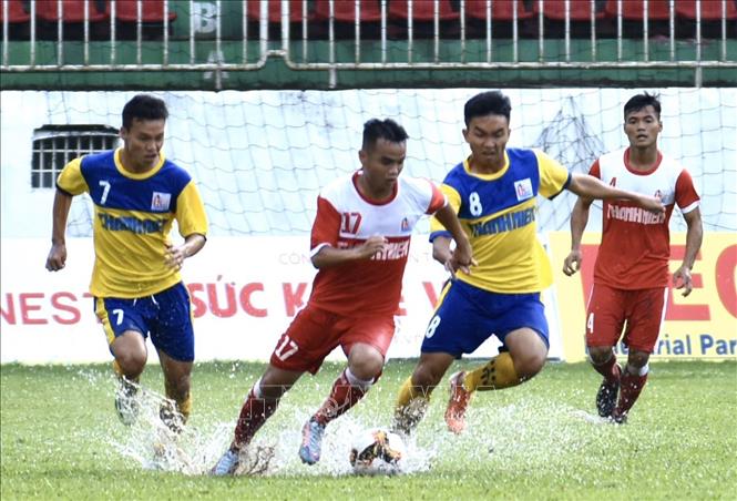 Trong ảnh: Cầu thủ hai đội U21 Viettel và U21 Đồng Tháp tranh chấp bóng ở trận đấu sớm nhất. Ảnh: Dư Toán – TTXVN.