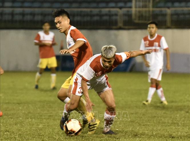 Trong ảnh: Cầu thủ hai đội U21 Hoàng Anh Gia Lai và U21 Hồng Lĩnh Hà Tĩnh tranh chấp bóng ở trận đấu sau Lễ khai mạc. Ảnh: Dư Toán – TTXVN.