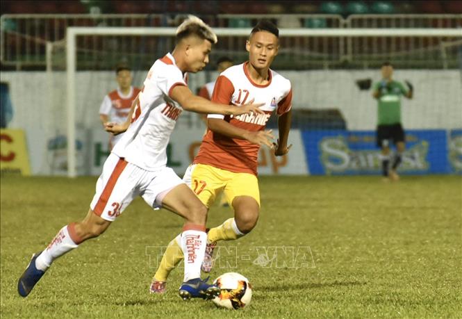 Trong ảnh: Cầu thủ hai đội U21 Hoàng Anh Gia Lai và U21 Hồng Lĩnh Hà Tĩnh tranh chấp bóng ở trận đấu sau Lễ khai mạc. Ảnh: Dư Toán – TTXVN.