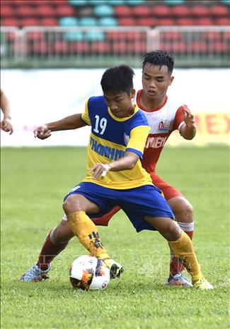 Trong ảnh: Cầu thủ hai đội U21 Viettel và U21 Đồng Tháp tranh chấp bóng ở trận đấu sớm nhất. Ảnh: Dư Toán – TTXVN.