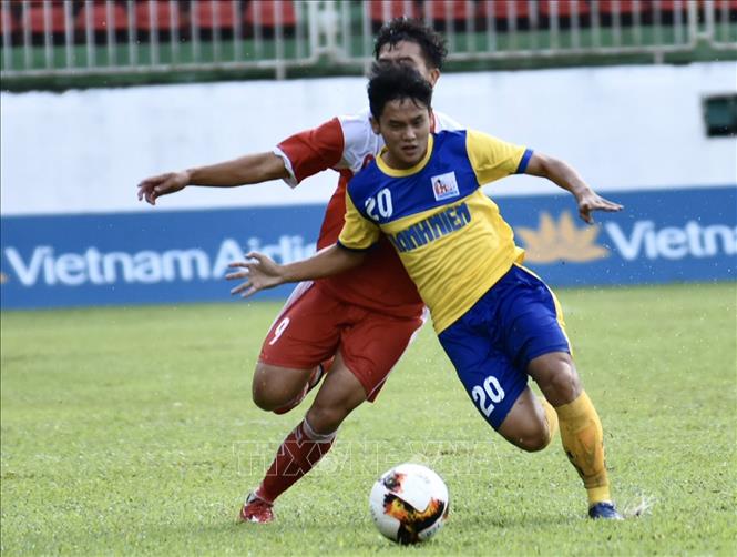 Trong ảnh: Cầu thủ hai đội U21 Viettel và U21 Đồng Tháp tranh chấp bóng ở trận đấu sớm nhất. Ảnh: Dư Toán – TTXVN.
