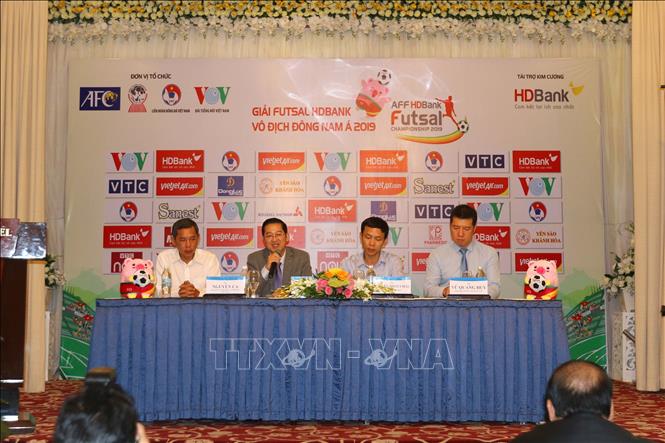 Trong ảnh: Đại diện Liên đoàn Bóng đá Việt Nam (VFF), Đài Tiếng nói Việt Nam (VOV) và đơn vị tài trợ trả lời các câu hỏi của phóng viên báo chí. Ảnh: Thanh Vũ – TTXVN 