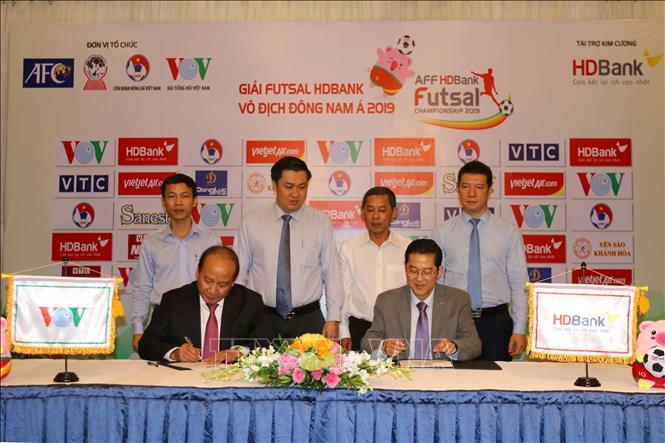 Trong ảnh: Đại diện Đài Tiếng nói Việt Nam (VOV) và Ngân hàng TMCP Phát triển Nhà Thành phố Hồ Chí Minh (HDBank) ký kết tài trợ cho giải. Ảnh: Thanh Vũ – TTXVN 