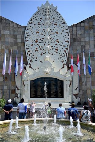 Trong ảnh: Tưởng niệm các nạn nhân vụ đánh bom tại đài tưởng niệm ở  Bali ngày 11/10. Ảnh: AFP/TTXVN