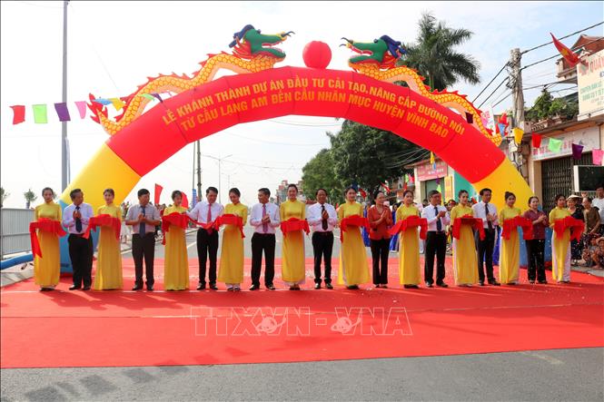 Trong ảnh: Các đại biểu cắt băng khánh thành khánh thành dự án đầu tư cải tạo, nâng cấp đường nối từ Cầu Lạng Am đến Cầu Nhân Mục, huyện Vĩnh Bảo. Ảnh: Minh Thu- TTXVN